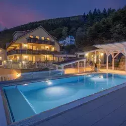 Infinitypool Au�enpool im Wellnesshotel Rothfuss in Bad Wildbad bei Nacht