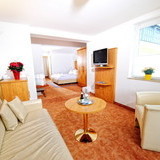 Beispiel Wohnbereich im Hotelzimmer des Wellnesshotels Rothfuss im Schwarzwald