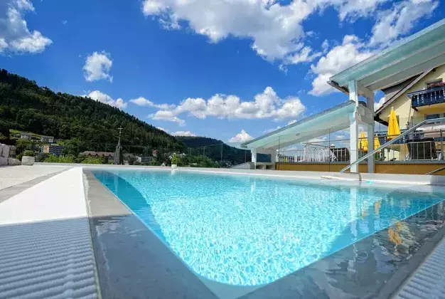 Infinity Au�enpool des Wellnesshotels Rothfuss mit Aussicht �ber  den Schwarzwald und Bad Wildbad