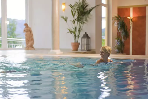 Schwimmen im Hallenbad des Wellnesshotels Rothfuss in Bad Wildbad