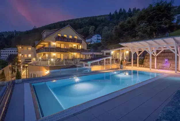 Infinity Pool im 4-Sterne Wellnesshotel Schwarzwald - Hotel Rothfuss Bad Wildbad bei Nacht
