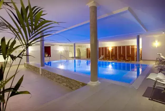 Badelandschaft und Hallenbad des 4 Sterne Wellnesshotel Rothfuss in Bad Wildbad im Schwarzwald
