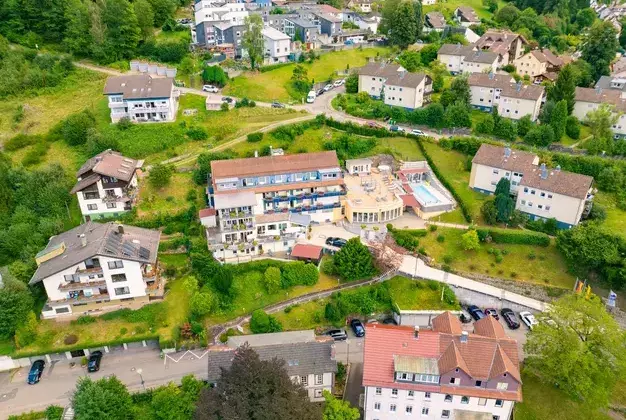 Luftansicht des 4 Sterne Wellnesshotel Rothfuss in Bad Wildbad im Schwarzwald