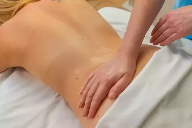 Ayurveda-R�ckenmassage im 4 Sterne Wellnesshotel Rothfuss im Schwarzwald  in Bad Wildbad