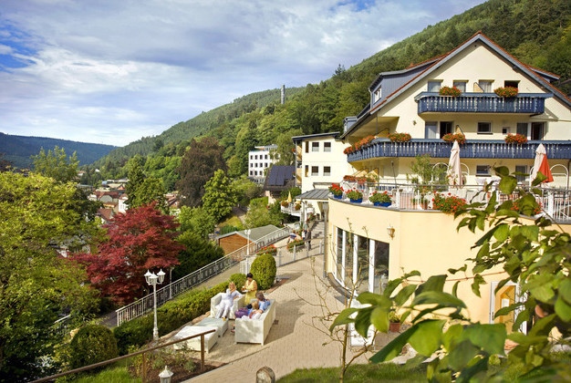 Front-Terrasse mit Sitzgelegenheit des Wellnesshotel Rothfuss in Bad Wildbad