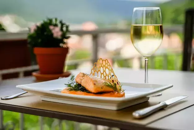 Wein und Hauptgang des Restaurant Sommerbergblick des Wellnesshotel Rothfuss Bad Wildbad im Schwarzwald