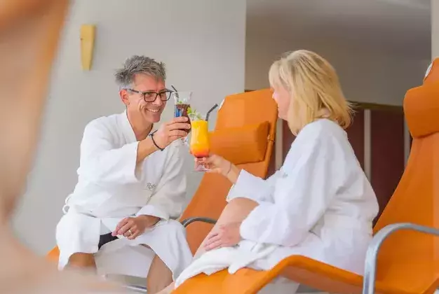 Badelandschaft mit Ruheliegen im 4 Sterne Wellnesshotel Rothfuss in Bad Wildbad im Schwarzwald