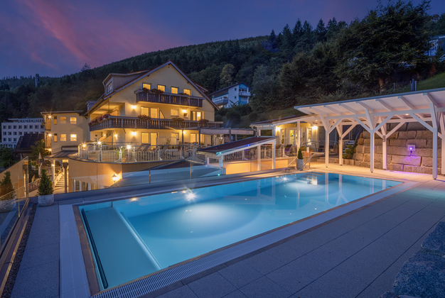 Infinitypool Au�enpool im Wellnesshotel Rothfuss in Bad Wildbad im Schwarzwald bei Nacht