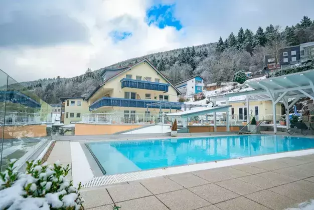 Infinitiy Pool im Winter - 4-Sterne Wellnesshotel Schwarzwald - Hotel Rothfuss Bad Wildbad