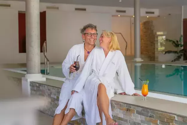 Badelandschaft mit Ruheliegen im Wellnesshotel Rothfuss in Bad Wildbad 