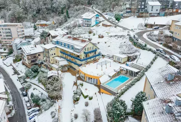 Drohnenflug �ber das 4 Sterne Wellnesshotel Rothfuss in Bad Wildbad im Schwarzwald