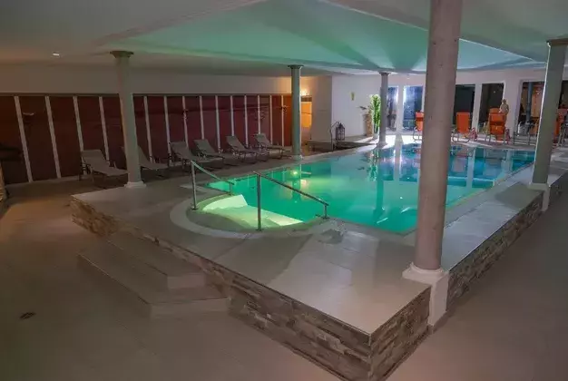 Badelandschaft und Hallenbad des Wellnesshotel Rothfuss in Bad Wildbad im Schwarzwald