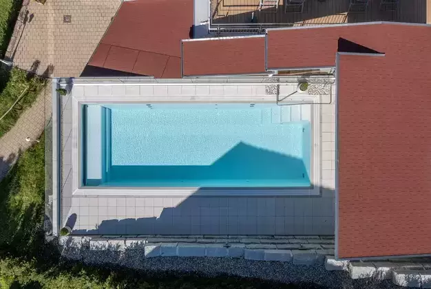Luftaufnahme des Infinity Pools des Wellnesshotel Rothfuss in Bad Wildbad im Schwarzwald