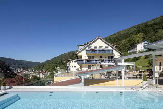 Infinity Pool des Wellnesshotel Rothfuss in Bad Wildbad im Schwarzwald im Sommer