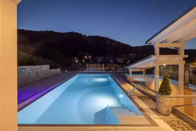 Wellness im Infinitiy Pool im 4 Sterne Wellnesshotel Rothfuss in Bad Wildbad im Schwarzwald