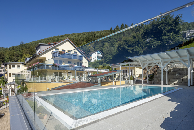 Infinitypool Au�enpool im Wellnesshotel Rothfuss und Sonnenterrasse mit Blick �ber Bad Wildbad